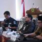 Kadispendukcapil Bondowoso (pegang mic) saat pemaparan