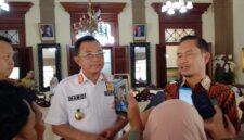 Bupati Hamid bareng Kepala OJK Jember dan perwakilan ILO saat wawancara