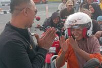 Ali Zainal Abidin, Founder Yayasan Sosial Bashra BIP saat menyapa para pengendara motor di SPBU Asemmanis Jl. Pamekasan Sumenep, Selasa (22/09/2026). Senyum bahagia para penerima BBM bersubsidi gratis tampak saat bertemu langsung dengan bang Ali