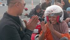 Ali Zainal Abidin, Founder Yayasan Sosial Bashra BIP saat menyapa para pengendara motor di SPBU Asemmanis Jl. Pamekasan Sumenep, Selasa (22/09/2026). Senyum bahagia para penerima BBM bersubsidi gratis tampak saat bertemu langsung dengan bang Ali