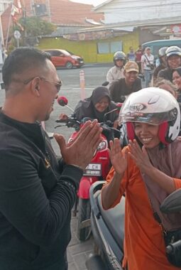 ​Bang Ali Bikin Gebrakan Baru, Aksi Sosial BBM Gratis Bahagiakan Ribuan Pengendara Motor Pamekasan!