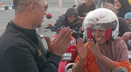 Ali Zainal Abidin, Founder Yayasan Sosial Bashra BIP saat menyapa para pengendara motor di SPBU Asemmanis Jl. Pamekasan Sumenep, Selasa (22/09/2026). Senyum bahagia para penerima BBM bersubsidi gratis tampak saat bertemu langsung dengan bang Ali