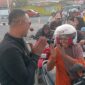 Ali Zainal Abidin, Founder Yayasan Sosial Bashra BIP saat menyapa para pengendara motor di SPBU Asemmanis Jl. Pamekasan Sumenep, Selasa (22/09/2026). Senyum bahagia para penerima BBM bersubsidi gratis tampak saat bertemu langsung dengan bang Ali