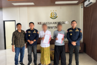 Kasi Pidum Kejari Sumenep, Vinsensius Tampubolon, MH (paling kanan)