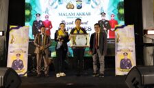 AKBP Dr. Arif saat menerima penghargaan
