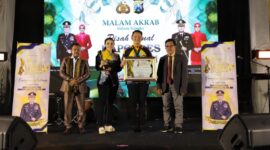 AKBP Dr. Arif saat menerima penghargaan
