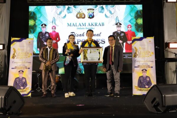 AKBP Dr. Arif saat menerima penghargaan