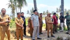 Bupati bareng Kadis Pertanian saat tinjau pompa air