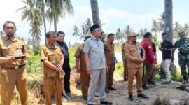 Bupati bareng Kadis Pertanian saat tinjau pompa air