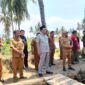 Bupati bareng Kadis Pertanian saat tinjau pompa air