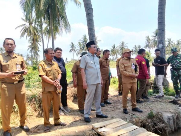 Bupati bareng Kadis Pertanian saat tinjau pompa air