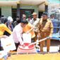 Bupati Sumenep Dr Achmad Fauzi Wongsojudo mengisi langsung tempat air warga dibantu Ketua Baznas Sumenep Ahmad Rahman (berkaos putih)