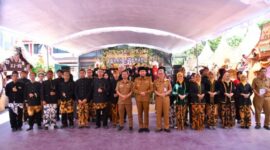Bupati Sumenep Dr. Achmad Fauzi Wongsojudo bersama Kacabdindik Jawa Timur Wilayah Sumenep dan Guru SMAN 1 Sumenep 