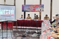 Bupati Sumenep Dr. Achmad Fauzi Wongsojudo (dua dari kiri) didampingi Sekdakab Agus Dwi Saputra (kanan)
