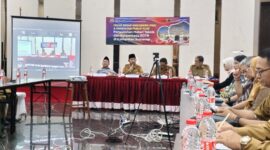 Bupati Sumenep Dr. Achmad Fauzi Wongsojudo (dua dari kiri) didampingi Sekdakab Agus Dwi Saputra (kanan)