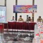 Bupati Sumenep Dr. Achmad Fauzi Wongsojudo (dua dari kiri) didampingi Sekdakab Agus Dwi Saputra (kanan)