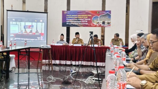 Bupati Sumenep Dr. Achmad Fauzi Wongsojudo (dua dari kiri) didampingi Sekdakab Agus Dwi Saputra (kanan)