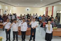 Kepala DPMPTSP Sumenep, Heru Santoso (tengah) didampingi Koordinator Substansi Penanaman Modal DPMPTSP Kabupaten Sumenep, Herman Hariyanto, (dua dari kiri)
