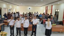 Kepala DPMPTSP Sumenep, Heru Santoso (tengah) didampingi Koordinator Substansi Penanaman Modal DPMPTSP Kabupaten Sumenep, Herman Hariyanto, (dua dari kiri)