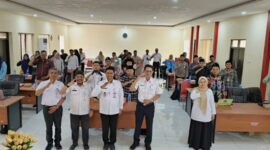 Kepala DPMPTSP Sumenep, Heru Santoso (tengah) didampingi Koordinator Substansi Penanaman Modal DPMPTSP Kabupaten Sumenep, Herman Hariyanto, (dua dari kiri)