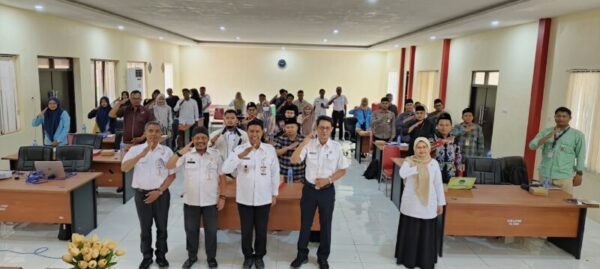 Kepala DPMPTSP Sumenep, Heru Santoso (tengah) didampingi Koordinator Substansi Penanaman Modal DPMPTSP Kabupaten Sumenep, Herman Hariyanto, (dua dari kiri)