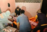 Tim inafis Polresta Sumenep bersama Personel Polsek Kota melakukan evakuasi warga yang meninggal di rumah