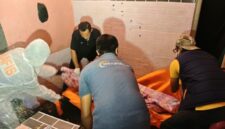 Tim inafis Polresta Sumenep bersama Personel Polsek Kota melakukan evakuasi warga yang meninggal di rumah