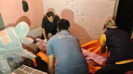 Tim inafis Polresta Sumenep bersama Personel Polsek Kota melakukan evakuasi warga yang meninggal di rumah