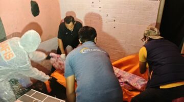 Tim inafis Polresta Sumenep bersama Personel Polsek Kota melakukan evakuasi warga yang meninggal di rumah