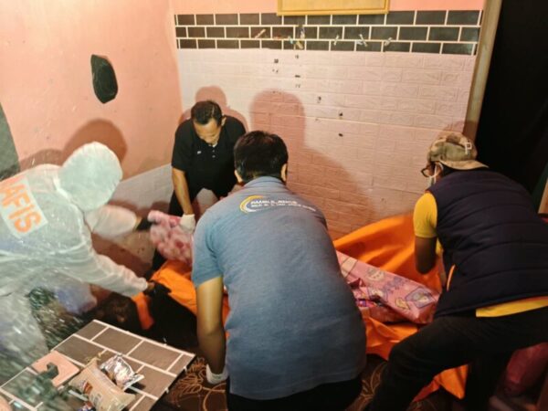 Tim inafis Polresta Sumenep bersama Personel Polsek Kota melakukan evakuasi warga yang meninggal di rumah