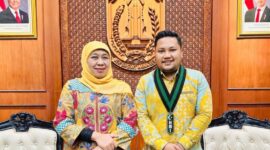 Gubernur Jawa Timur Khofifah Indar Parawansa (kiri) bersama Ketua Badko HMI Jatim Yusfan