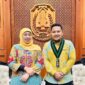 Gubernur Jawa Timur Khofifah Indar Parawansa (kiri) bersama Ketua Badko HMI Jatim Yusfan