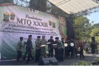 Bupati Pamekasan didampingi Forkopimda dan sejumlah pejabat dilingkungan Pemkab menabuh rebana sebagai tanda dimulainya MTQ ke 32 Tingkat kabupaten