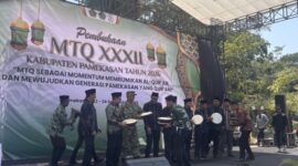 Bupati Pamekasan didampingi Forkopimda dan sejumlah pejabat dilingkungan Pemkab menabuh rebana sebagai tanda dimulainya MTQ ke 32 Tingkat kabupaten