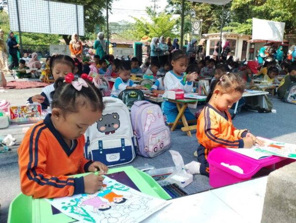 Suasana saat para peserta lomba adu kreatvitas