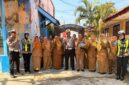 KBO Satlantas Polresta Sumenep, Ipda Dita Pradiptya (tengah) diapit para guru SMPN 5 bersama anggota