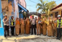 KBO Satlantas Polresta Sumenep, Ipda Dita Pradiptya (tengah) diapit para guru SMPN 5 bersama anggota