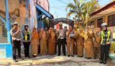 KBO Satlantas Polresta Sumenep, Ipda Dita Pradiptya (tengah) diapit para guru SMPN 5 bersama anggota