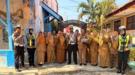KBO Satlantas Polresta Sumenep, Ipda Dita Pradiptya (tengah) diapit para guru SMPN 5 bersama anggota