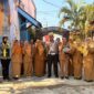 KBO Satlantas Polresta Sumenep, Ipda Dita Pradiptya (tengah) diapit para guru SMPN 5 bersama anggota