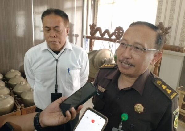 Kasi Intel Kejari Bondowoso, Adi Harsanto bareng Kadisdik Taufan Restuanto