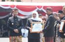 Gubernur Jatim saat beri penghargaan kepada Indra Wijaya peraih inovasi MAT PECI kelompok Beddoes Merah