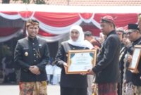 Gubernur Jatim saat beri penghargaan kepada Indra Wijaya peraih inovasi MAT PECI kelompok Beddoes Merah