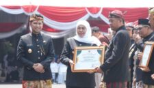 Gubernur Jatim saat beri penghargaan kepada Indra Wijaya peraih inovasi MAT PECI kelompok Beddoes Merah