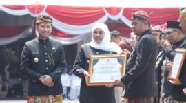 Gubernur Jatim saat beri penghargaan kepada Indra Wijaya peraih inovasi MAT PECI kelompok Beddoes Merah