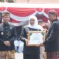 Gubernur Jatim saat beri penghargaan kepada Indra Wijaya peraih inovasi MAT PECI kelompok Beddoes Merah