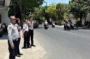 Para petugas LLA Disperkimhub Sumenep saat menertibkan parkir di beberapa jalan