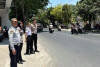 Para petugas LLA Disperkimhub Sumenep saat menertibkan parkir di beberapa jalan