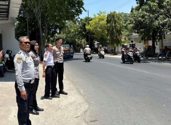 Para petugas LLA Disperkimhub Sumenep saat menertibkan parkir di beberapa jalan