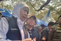 Gubernur Khofifah didampingi Wabup Sumenep saat di pantai salopeng 